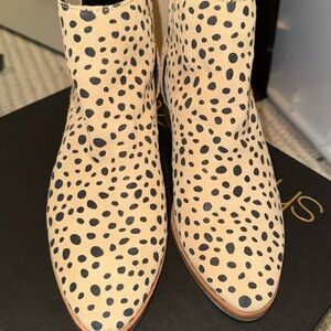 DOLCE VITA "KAIDIE" ANIMAL PRINT MULTI BROWN TONES-MAYBE BLACK) ANKLE BOOTS
GUC